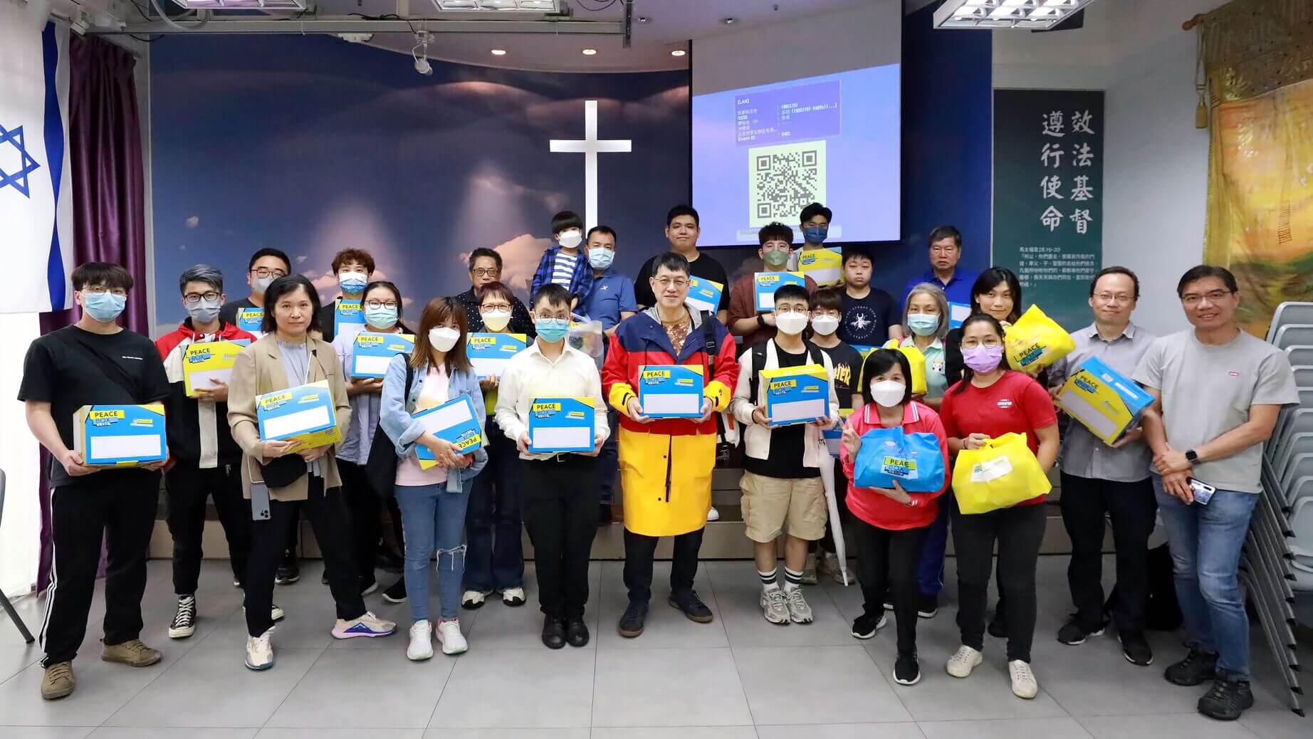 康業與力佳組青年義工隊探訪寮屋居民，派送PeaceBox物資禮物盒，為每個寮屋家庭帶來溫暖。