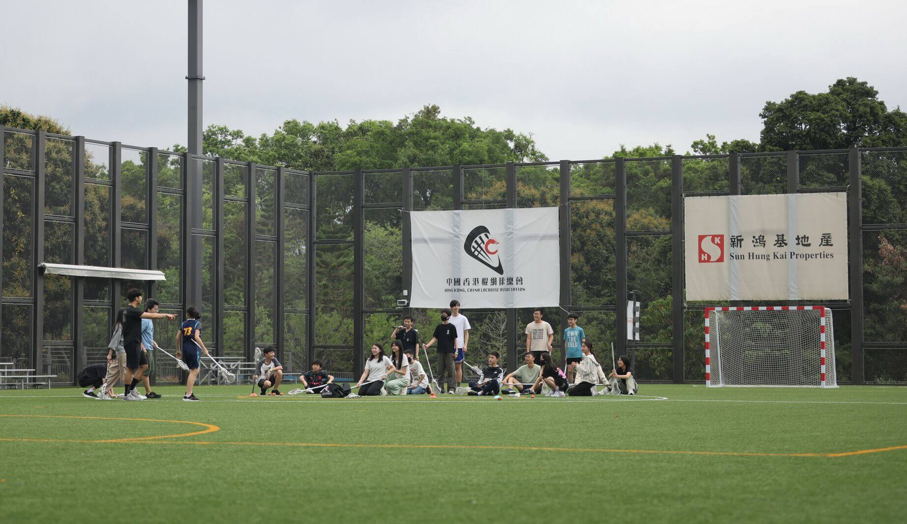 參與者在 GO PARK Sports 體驗各種新興運動，包括棍網球、板網球及匹克球，大家都樂在其中